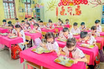 Học sinh Trường Tiểu học Phú Cát trong buổi ăn bán trú. Ảnh website nhà trường