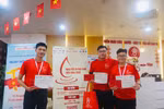 Sinh viên nhận giấy chứng nhận sau khi tham gia hiến máu tại chương trình