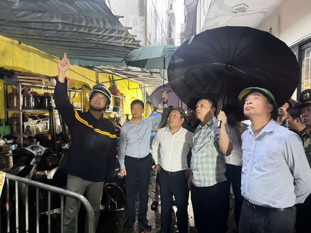 Chủ tịch UBND thành phố Hà Nội Vũ Đại Thắng chỉ đạo khẩn trương khắc phục hậu quả vụ việc. Ảnh: UBND Thành phố Hà Nội.