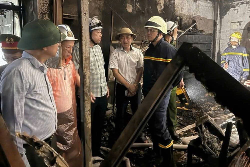 Các lực lượng khẩn trương chữa cháy. Ảnh: UBND Thành phố Hà Nội.
