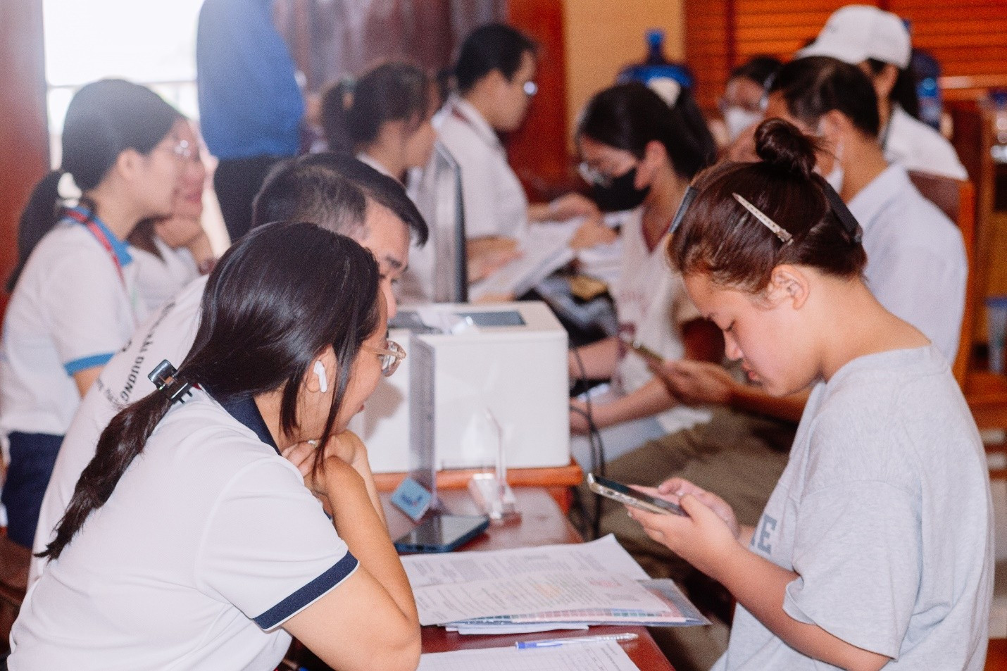 Để công tác đón tiếp diễn ra thuận lợi, HCCP đã bố trí đội ngũ sinh viên tình nguyện, giảng viên, cán bộ các đơn vị: Phòng Quản lý đào tạo - Khoa học công nghệ và Hợp tác quốc tế; Phòng Công tác Học sinh, sinh viên; Phòng Tài chính - Kế toán trực tiếp hướng dẫn và hỗ trợ tân sinh viên.