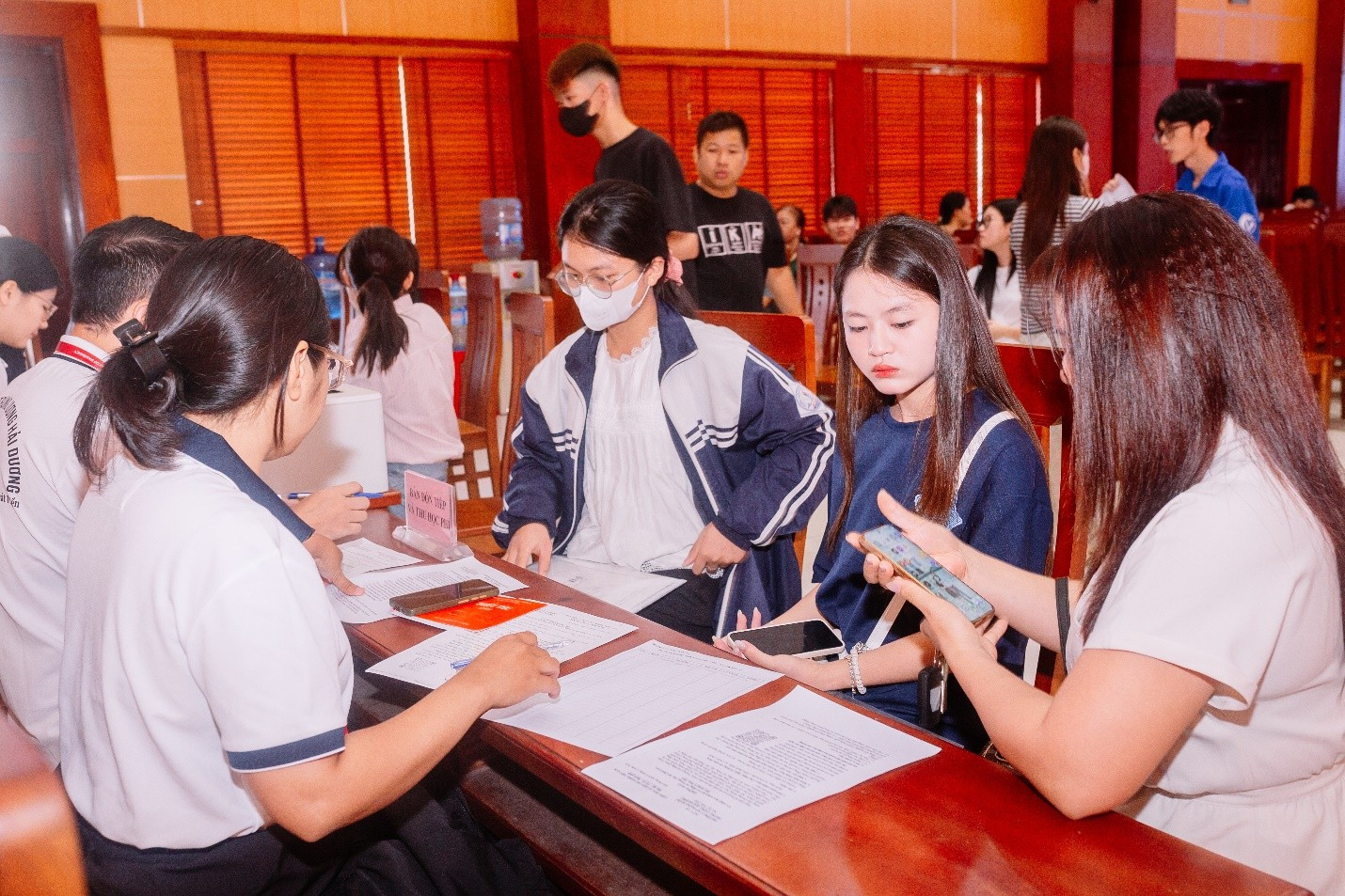 Đồng hành cùng các em ngay từ ngày đầu tiên, đội ngũ cán bộ, giảng viên và sinh viên tình nguyện HCCP không chỉ hỗ trợ thủ tục mà còn chủ động giải đáp những băn khoăn của sinh viên và phụ huynh về chương trình đào tạo, học tập, ký túc xá và các hoạt động trong môi trường cao đẳng, trung cấp.