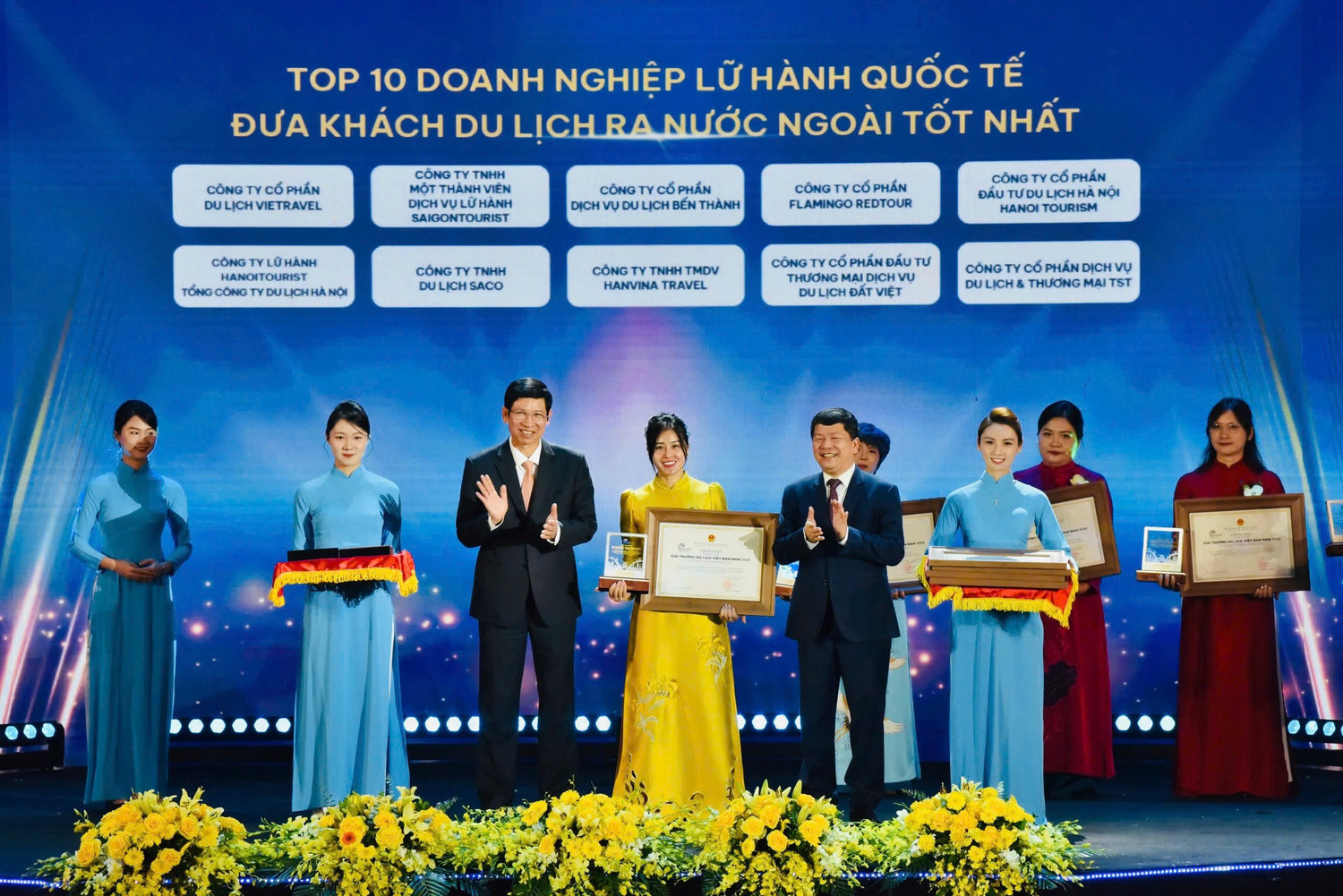 Hanoi Tourism được nhận chứng nhận top 10 doanh nghiệp lữ hành quốc tế đưa khách du lịch ra nước ngoài tốt nhất năm 2025 trong khuôn khổ Giải thưởng Du lịch Việt Nam năm 2025 do Bộ Văn hóa, Thể thao và Du lịch tổ chức. Ảnh: CTCC.