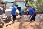 Các đoàn viên thanh niên trên địa bàn xã Khâm Đức tham gia hỗ trợ xây dựng nhà ở cho các hộ dân để tối ưu chi phí.