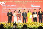Bí thư Thành ủy Hà Nội Nguyễn Duy Ngọc trao giải Đặc biệt cho nhóm tác giả của Báo Hà Nội Mới. Ảnh: vov.vn.