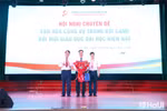 Phó Giáo sư, Tiến sĩ Lê Hồng Quân - Bí thư Đảng ủy, Chủ tịch Hội đồng trường và Tiến sĩ Nguyễn Văn Thiện - Phó Hiệu trưởng nhà trường tặng hoa Giáo sư, Tiến sĩ Nguyễn Quốc Sửu - Phó Giám đốc Học viện Hành chính và Quản trị công, Học viện Chính trị Quốc gia Hồ Chí Minh. Ảnh: NTCC.