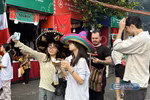 Người dân háo hức trải nghiệm các hoạt động tại Lễ hội Văn hóa Thế giới Hà Nội