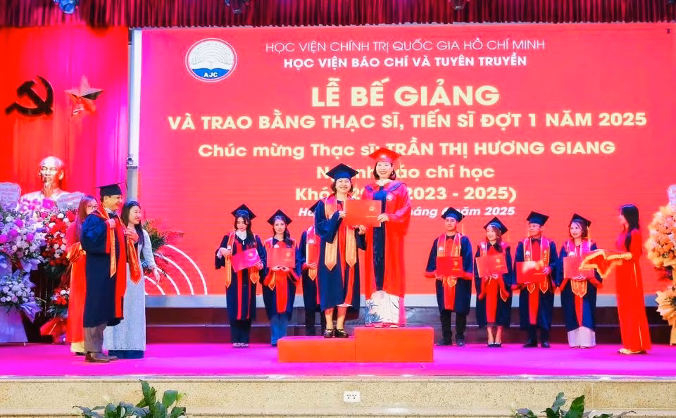 trao-bang-hoc-vien-bao-chi.jpg