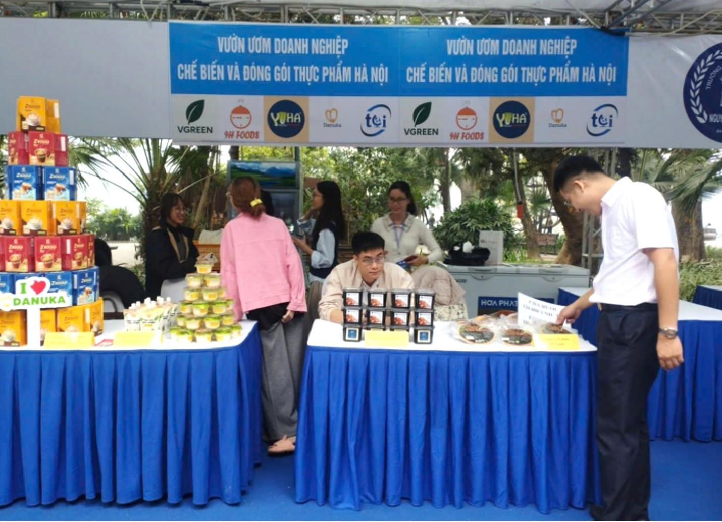 cac-doanh-nghiep-tai-vuon-uom-doanh-nghiep-hbi-tham-gia-gian-hang-tai-ngay-hoi-techfest-viet-nam-2025.jpg