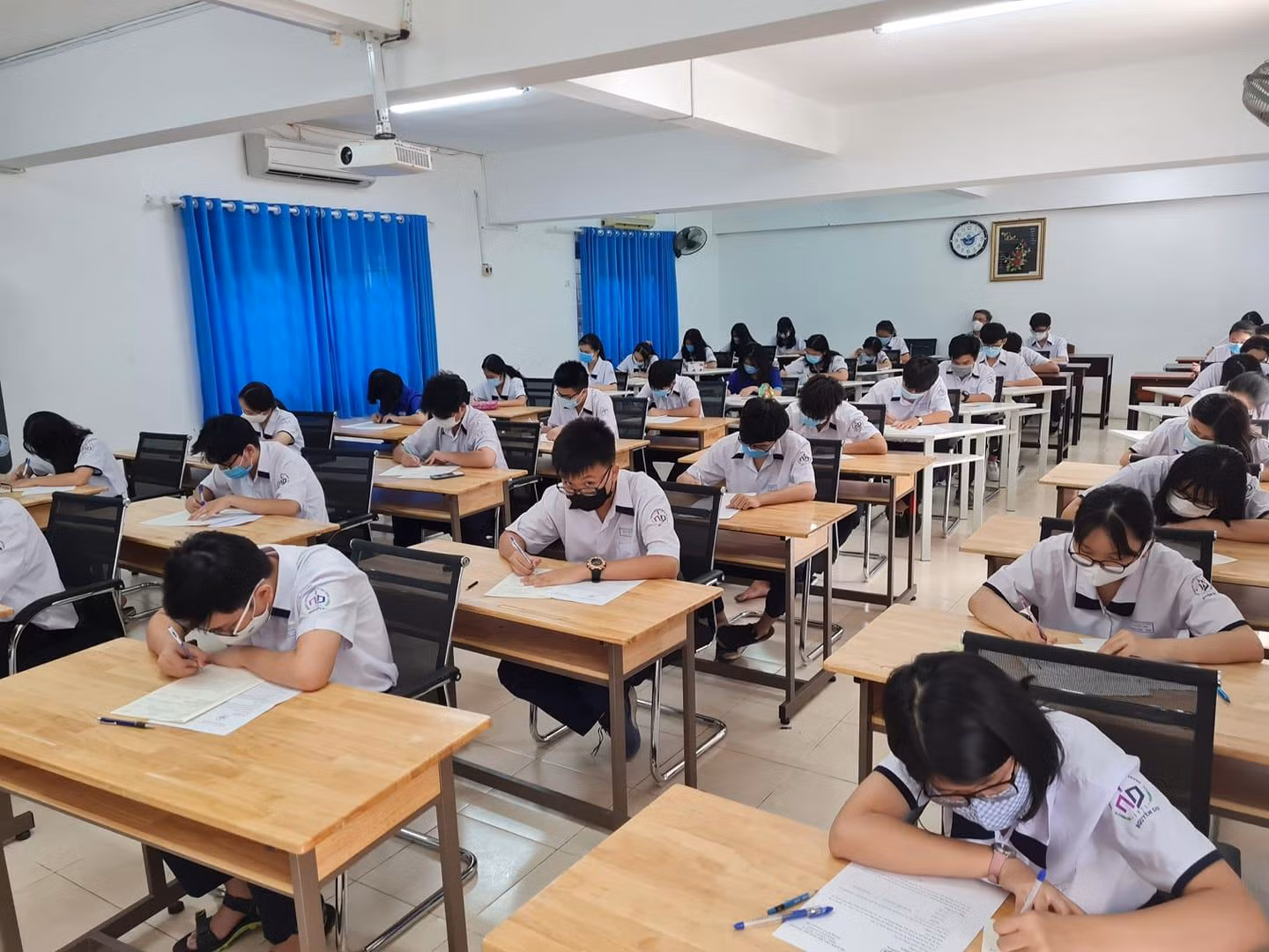 Học sinh trường trung học phổ thông Nguyễn Du, quận 10 làm bài kiểm tra học kỳ 1 (ảnh: P.L)