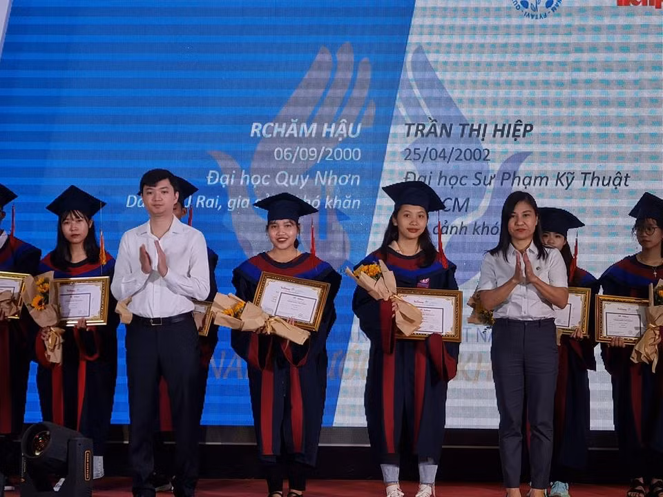 Vinh danh, trao học bổng cho 85 tân thủ khoa đầu vào đại học(ảnh: P.L)