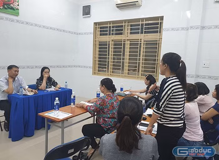 Bà Yến trong một lần đối thoại cùng với phụ huynh nhà trường (ảnh: P.L)