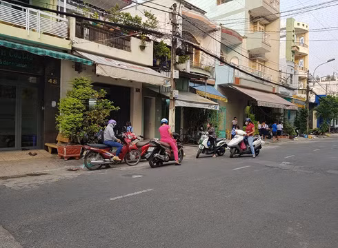 Phụ huynh tấp nập đưa con đến học ở điểm 46 đường Thành Công chiều ngày 15/12 (ảnh: P.L)