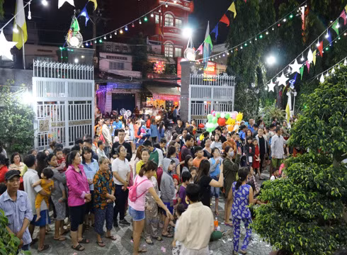 Người dân khắp mọi nơi đến chiêm ngưỡng vẻ đẹp rực rỡ, đủ sắc màu của các giáo xứ, nhà thờ (ảnh: T.P)