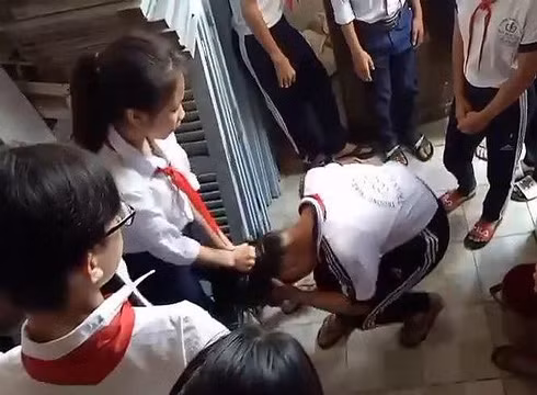 Hình ảnh mô tả cảnh các nữ sinh đánh nhau ở Trường Trần Hưng Đạo, Rạch Giá (ảnh từ video clip) Hình ảnh mô tả cảnh các nữ sinh đánh nhau ở Trường Trần Hưng Đạo, Rạch Giá (ảnh từ video clip)