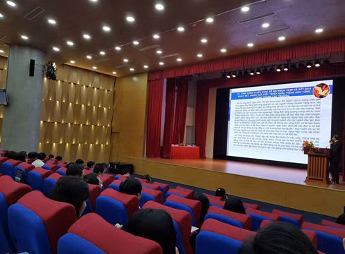 Phó Giáo sư Trần Anh Tuấn báo cáo về đề án ngoại ngữ quốc gia 2020 tại Hội thảo (ảnh: P.L) Phó Giáo sư Trần Anh Tuấn báo cáo về đề án ngoại ngữ quốc gia 2020 tại Hội thảo (ảnh: P.L)