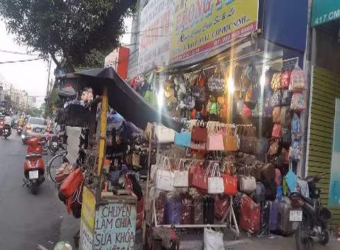Vỉa hè ở nhiều tuyến đường của thành phố đã bị tái lấn chiếm (ảnh: P.L)