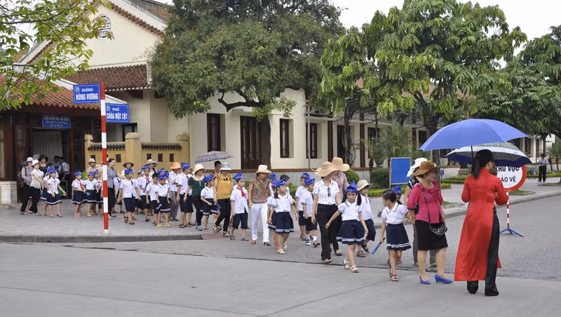Những đoàn học sinh thể hiện nét vui mừng khi chuẩn bị được gặp Bác.