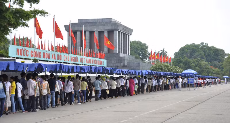 Từ sáng sớm, người dân đã xếp thành những hàng dài nối nhau để vào viếng lăng Bác.