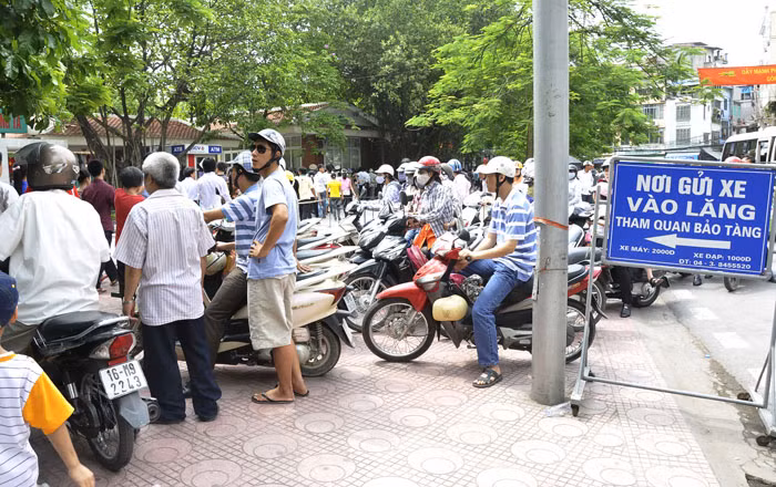 Cổng vào nơi gửi xe trên đường Ngọc Hà cũng bị ngắt đoạn khi nhường đường cho dòng người đi viếng lăng Bác.