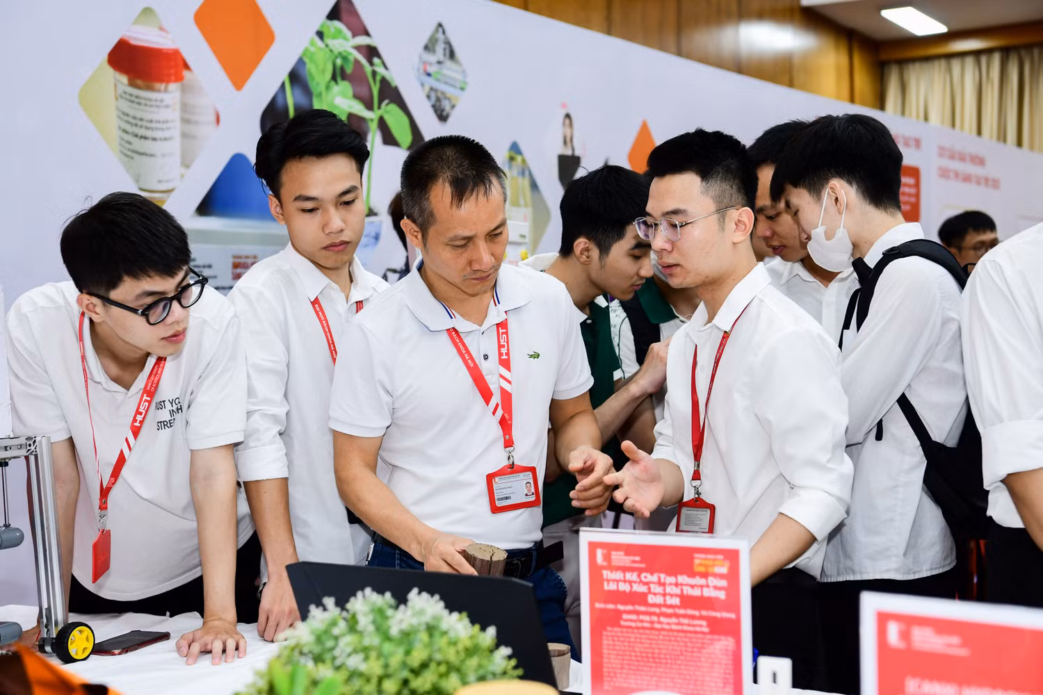 Bộ Giáo dục và Đào tạo lấy ý kiến Dự thảo Thông tư Quy định về kiểm định chất lượng chương trình đào tạo các trình độ của giáo dục đại học từ nay đến hết ngày 14/10/2024. Ảnh minh họa: Giảng viên và sinh viên Đại học Bách khoa Hà Nội