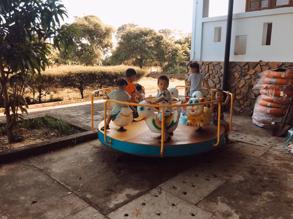 Sau những phút ban đầu chưa bắt nhịp, dân dần các hoạt động trong trường lại quen dần với các em. Ảnh: LTL