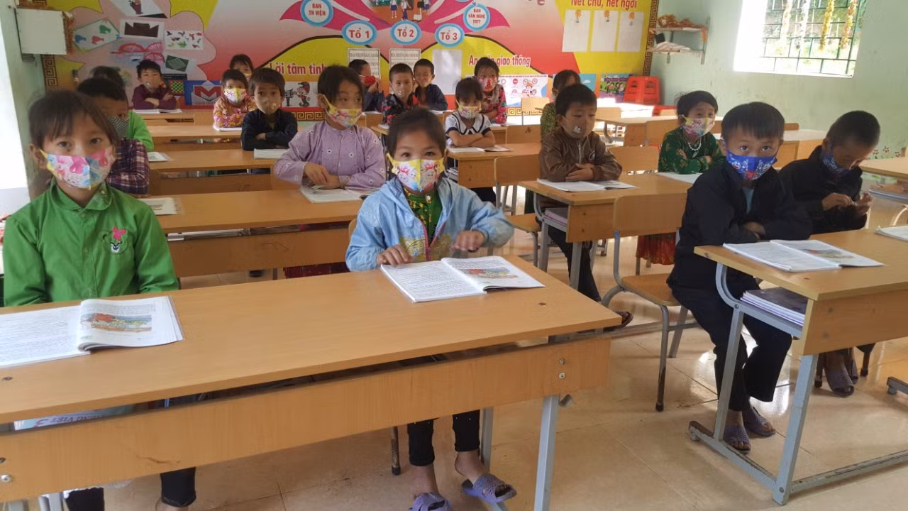 Kỳ nghỉ kéo dài nên các em học sinh vùng cao đi học trở lại với nhiều bỡ ngỡ.