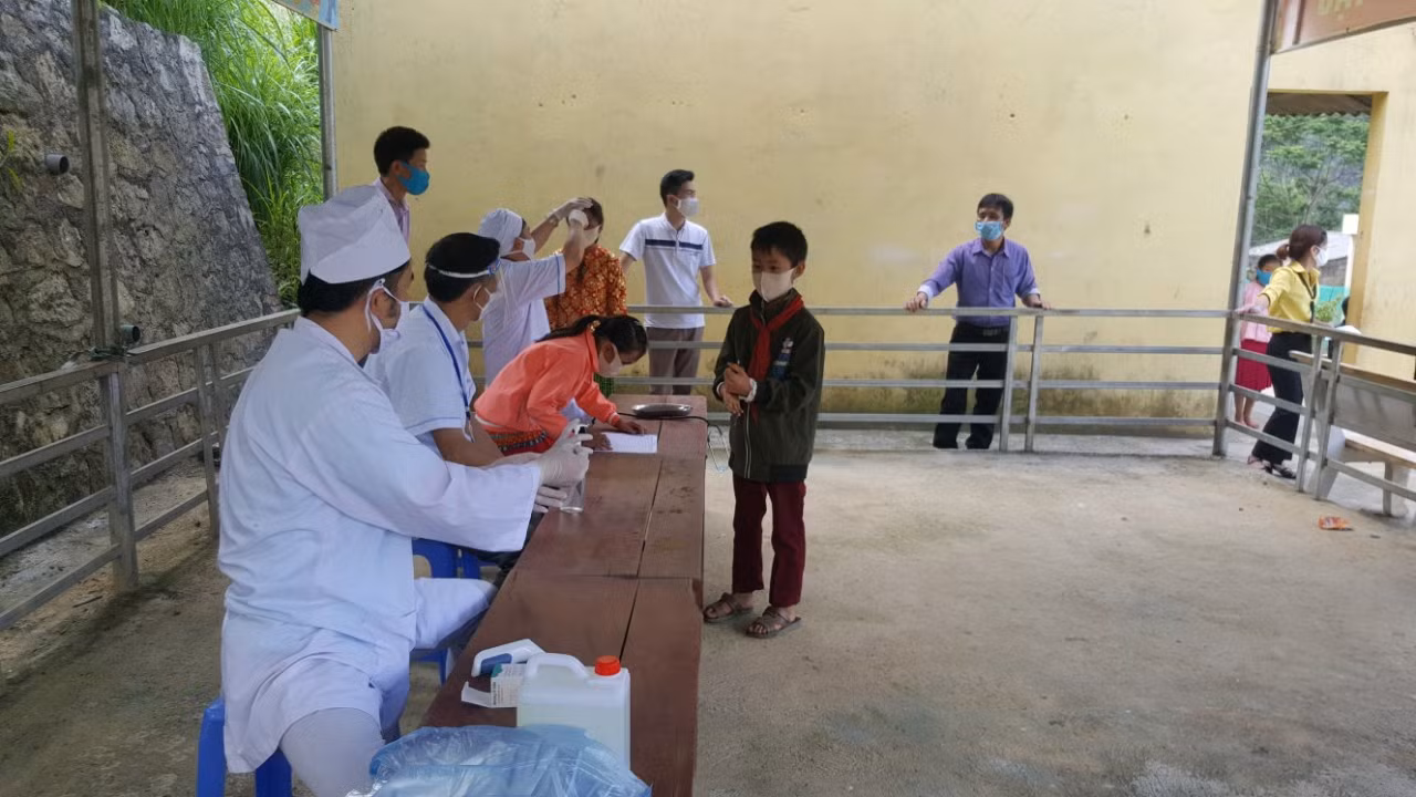 Các hoạt động kiểm tra y tế trị trường Tiểu học Lũng Thầu.