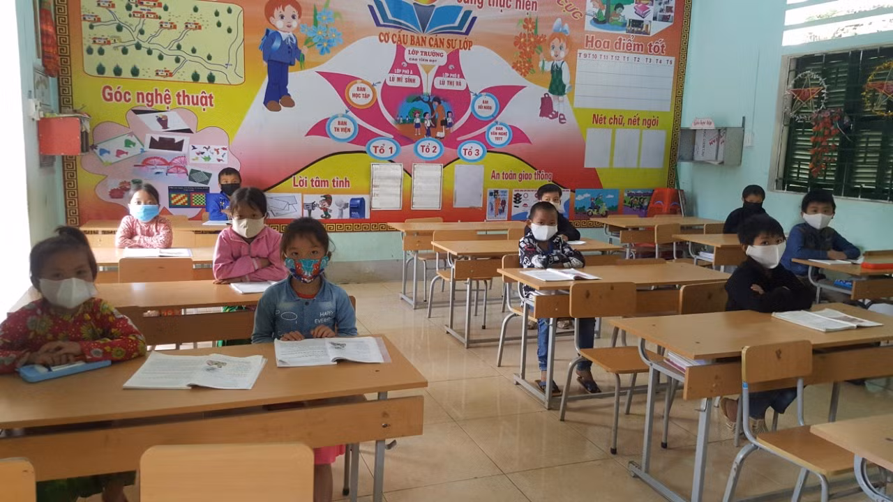 Lớp học giãn cách ở trường Tiểu học Lũng Thầu.
