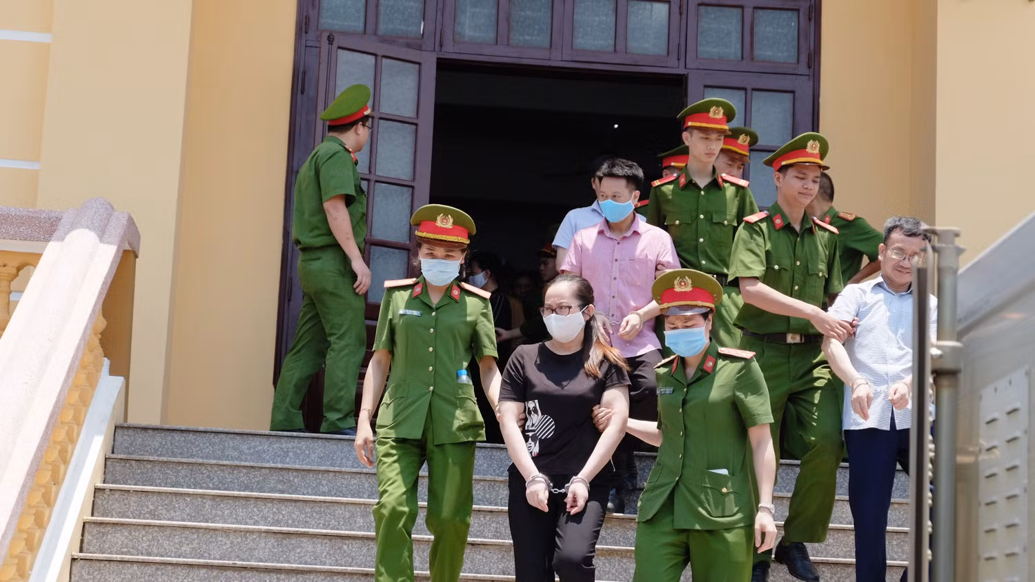 Bùi Thanh Trà (nguyên giáo viên Trường Trung học phổ thông Lương Sơn) được trả tự do ngay tại tòa.