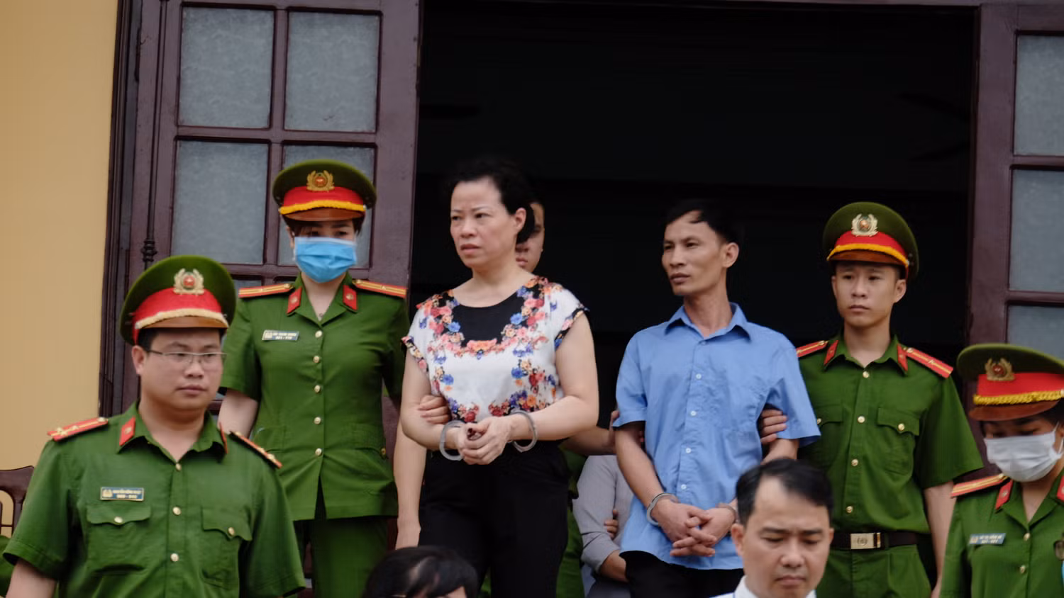 Bị cáo Diệp Thị Hồng Liên ngơ ngác tìm người thân sau khi dẫn giải ra khỏi phòng xử. Bị cáo Diệp Thị Hồng Liên ngơ ngác tìm người thân sau khi dẫn giải ra khỏi phòng xử.