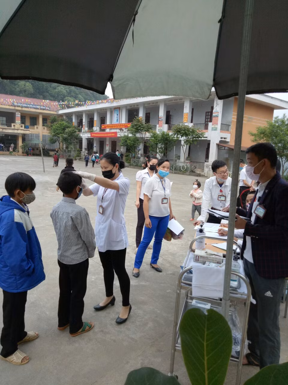 Các cơ quan chức năng giám sát việc đảm bảo an toàn tại trường Trung học cơ sở Lũng Phìn
