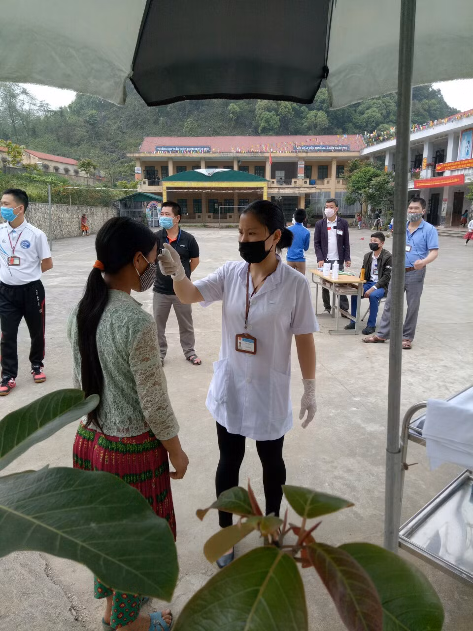 Hoạt động kiểm tra y tế được đảm bảo giãn cách.