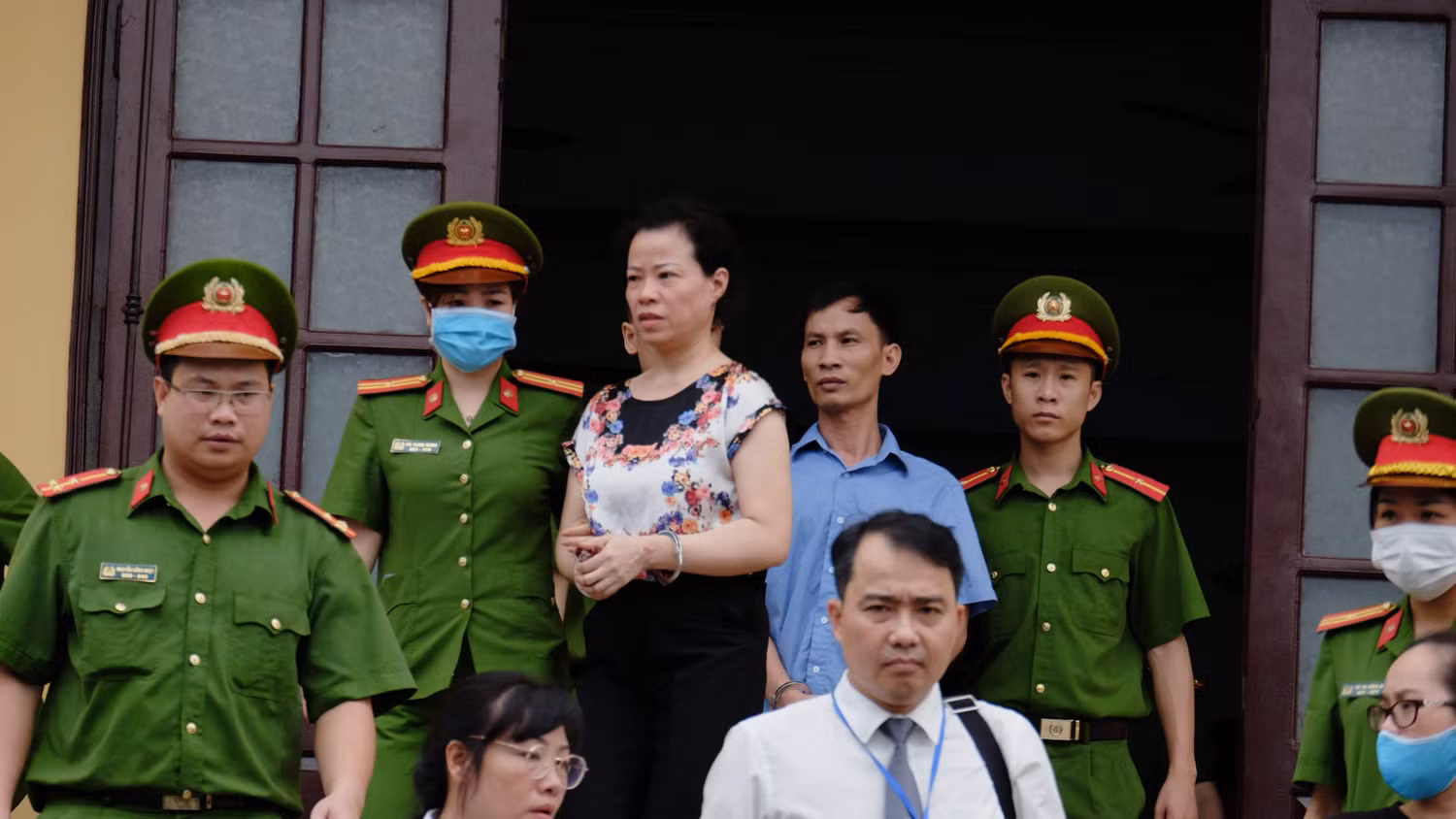 Diệp Thị Hông Liên (mặc áo hoa) đã chọn cách gù lưng để không "khuyết tật", cái giá phải trả là những năm tháng lao tù, để lại đứa con thơ mà 2 vợ chồng Liên mong chờ 19 năm mới có. Ảnh: LC Diệp Thị Hông Liên (mặc áo hoa) đã chọn cách gù lưng để không "khuyết tật", cái giá phải trả là những năm tháng lao tù, để lại đứa con thơ mà 2 vợ chồng Liên mong chờ 19 năm mới có. Ảnh: LC