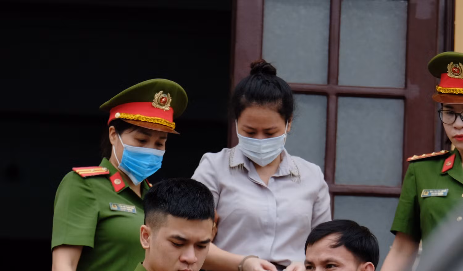 Cựu cô giáo trường Trung học phổ thông Ngô Quyền bị dẫn giải về phòng tạm giữ. Ảnh: LC Cựu cô giáo trường Trung học phổ thông Ngô Quyền bị dẫn giải về phòng tạm giữ. Ảnh: LC
