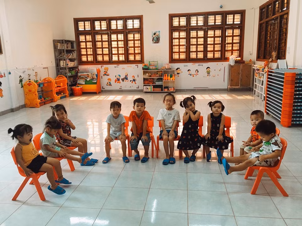 Các em nhỏ học trong nề nếp gọn gàng. Ảnh LTL