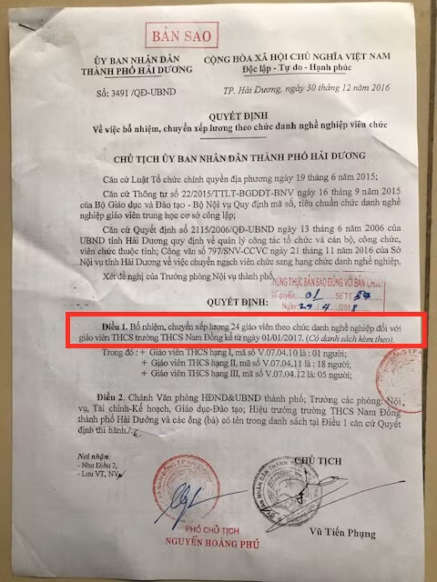 Trong Quyết định nêu rõ: "Bổ nhiệm, chuyển xếp lương 24 giáo viên theo chức danh nghề nghiệp", nhưng ông Dương Tất hưng cho rằng văn bản này có sơ suất. ảnh:LC Trong Quyết định nêu rõ: "Bổ nhiệm, chuyển xếp lương 24 giáo viên theo chức danh nghề nghiệp", nhưng ông Dương Tất hưng cho rằng văn bản này có sơ suất. ảnh:LC