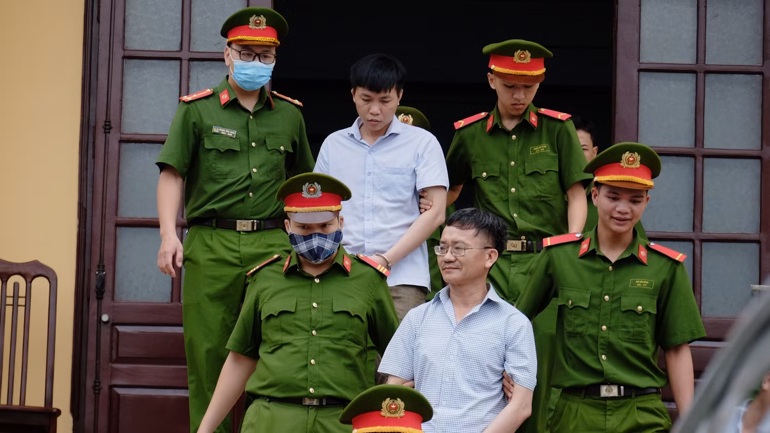 Chẳng ai nghĩ sẽ gặp người thân của mình trong tình cảnh như vậy. Chẳng ai nghĩ sẽ gặp người thân của mình trong tình cảnh như vậy.
