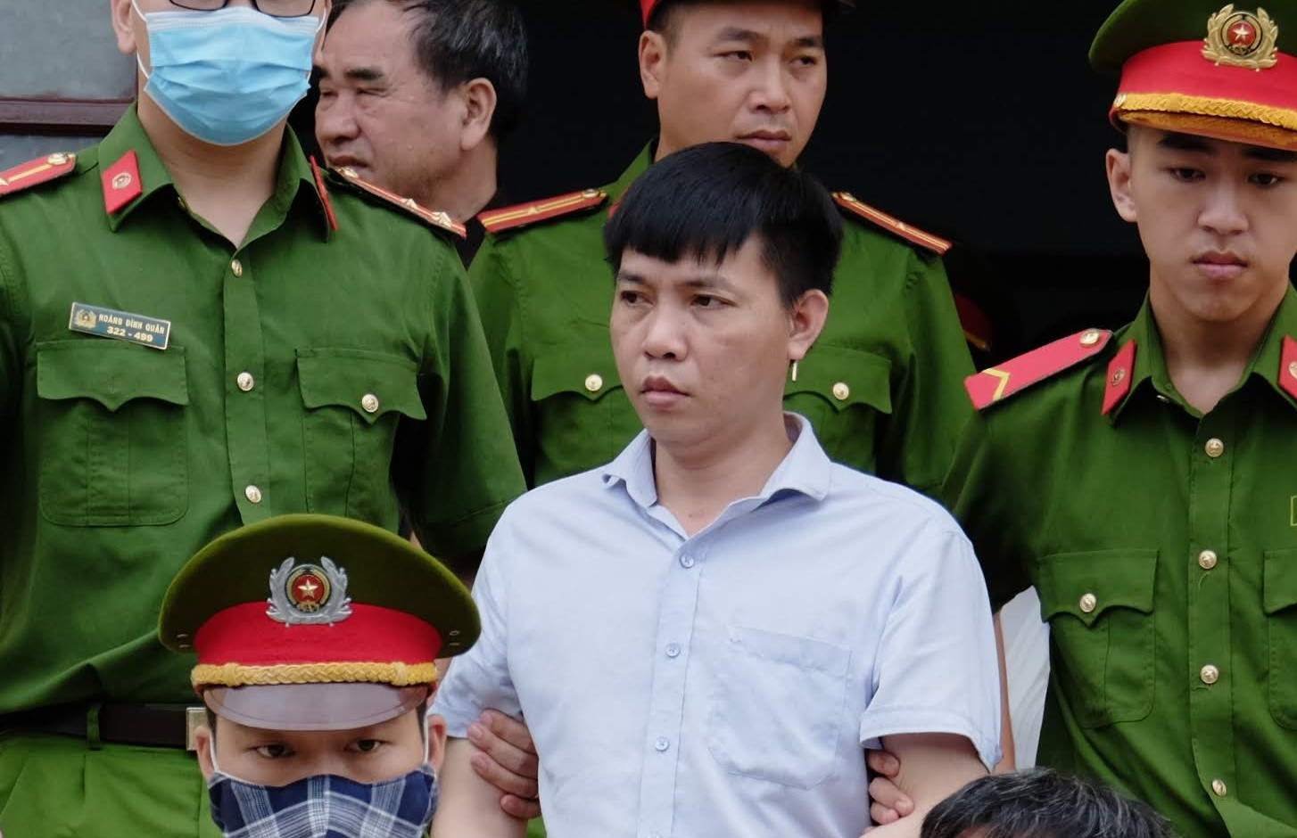 Đỗ Mạnh Tuấn (nguyên Phó hiệu trưởng Trường nội trú Trung học cơ sở và Trung học phổ thông huyện Lạc Thủy) bị tuyên phạt tổng hình phạt là 10 năm tù. Ảnh: LC