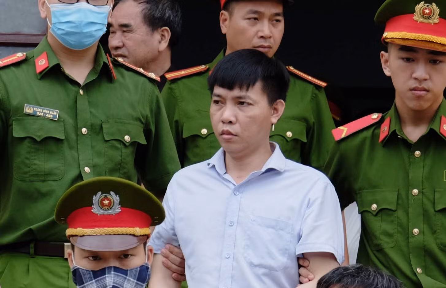 Đỗ Mạnh Tuấn (nguyên Phó hiệu trưởng Trường nội trú Trung học cơ sở và Trung học phổ thông huyện Lạc Thủy) bị tuyên phạt tổng hình phạt là 10 năm tù. Ảnh: LC