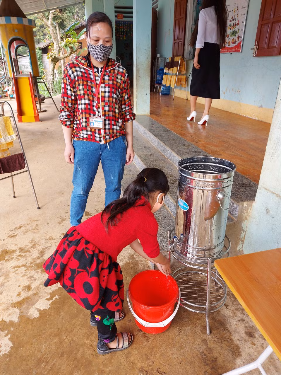 Các em học sinh mầm non thực hiện rửa tay đúng cách.