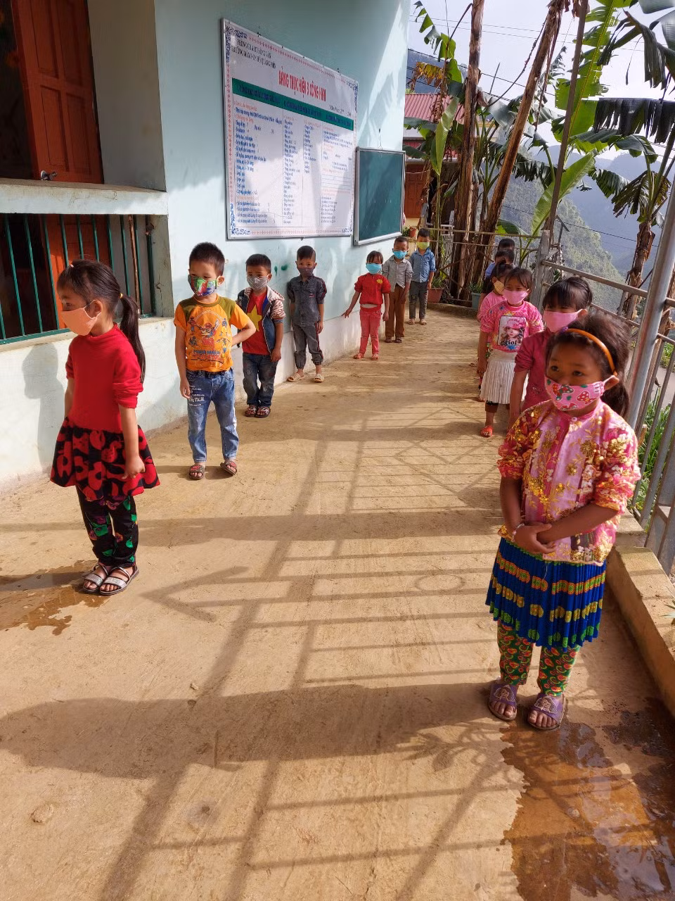 Đảm bảo cự ly, chờ đợi kiểm tra y tế trước khi vào lớp.