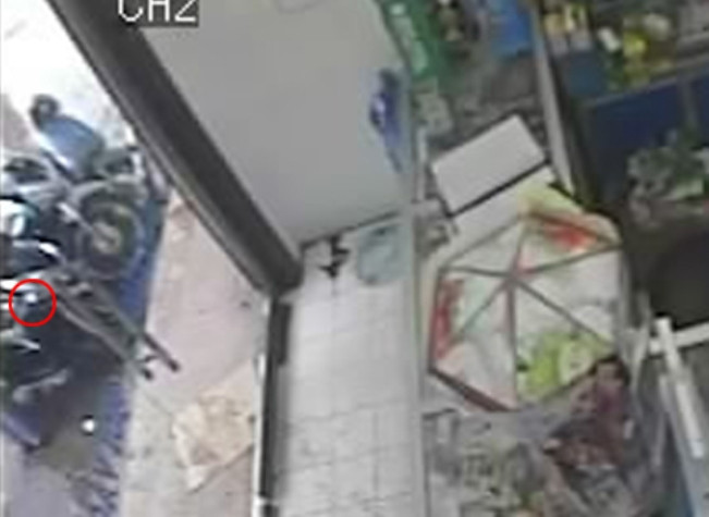 Hắn lao vào bẻ khóa khi không có ai để ý, tuy nhiên xe lắp khóa chống trộm nên đèn liên tục nhấp nháy.