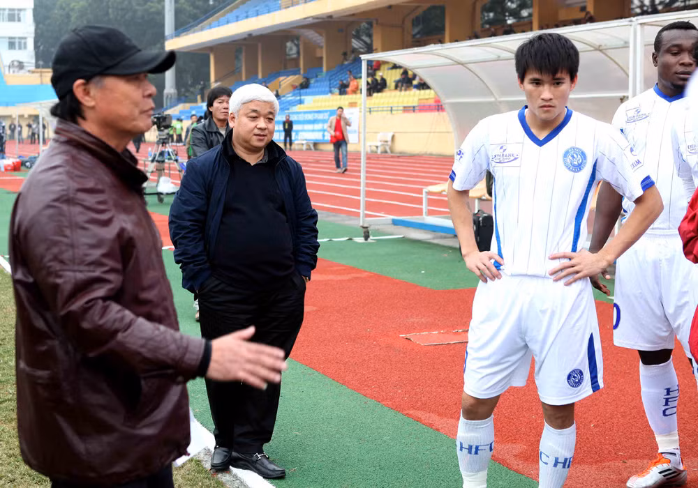 Trên sân cỏ V-League, bầu Kiên đã chiêu mộ thành công tiền đạo Lê Công Vinh với một vụ 'kẻ kèo' lịch sử.(ảnh VSI) Trên sân cỏ V-League, bầu Kiên đã chiêu mộ thành công tiền đạo Lê Công Vinh với một vụ 'kẻ kèo' lịch sử.(ảnh VSI)