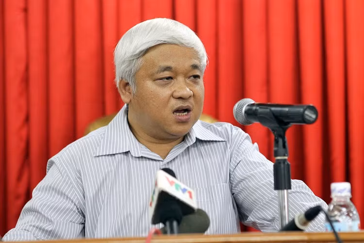 Bầu Kiên đã "cướp diễn đàn" tại buổi tổng kết mùa bóng 2011 để nói lên những yếu kém của BĐVN Bầu Kiên đã "cướp diễn đàn" tại buổi tổng kết mùa bóng 2011 để nói lên những yếu kém của BĐVN