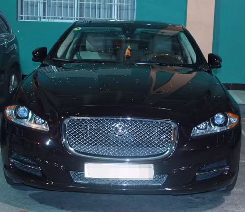 Giá chiếc Jaguar XJL của Hà Hồ khoảng 5 tỷ