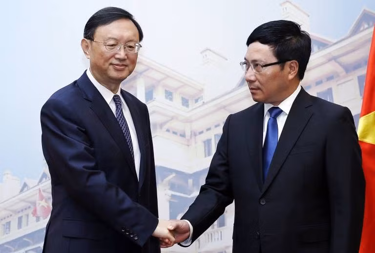 Hình ảnh bắt tay giữa Ngoại trưởng Phạm Bình Minh của Việt Nam và Ủy viên Quốc vụ viện Dương Khiết Trì của Trung Quốc sáng 18/6/2014 (ảnh Reuters)