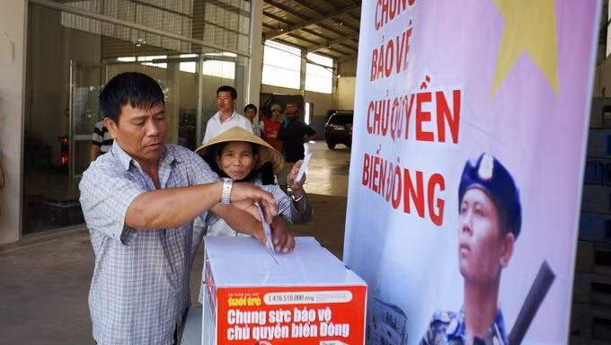 Toàn dân Việt Nam quyên góp bảo vệ chủ quyền biển đảo thiêng liêng của Tổ quốc, tiếp sức, tiếp lửa cho các lực lượng Cảnh sát biển, Kiểm ngư đang đấu tranh với Trung Quốc trên vùng biển chủ quyền của Việt Nam. Toàn dân Việt Nam quyên góp bảo vệ chủ quyền biển đảo thiêng liêng của Tổ quốc, tiếp sức, tiếp lửa cho các lực lượng Cảnh sát biển, Kiểm ngư đang đấu tranh với Trung Quốc trên vùng biển chủ quyền của Việt Nam.