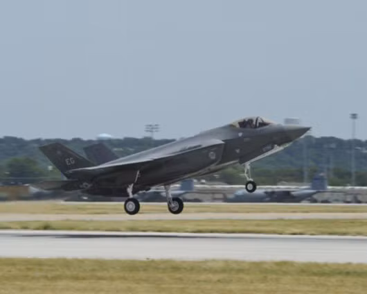 Máy bay chiến đấu F-35A Mỹ bay thử