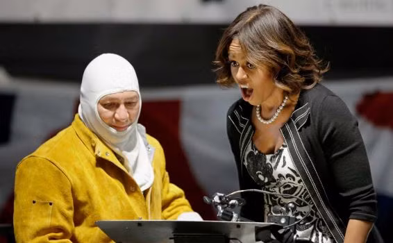Đệ nhất phu nhân Mỹ Michelle Obama tại lễ đặt sống tàu ngầm USS Illinois lớp Virginia.